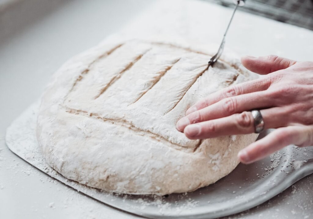 Bakkersmes deeg: brooddeeg wordt ingekerfd met een bakkersmes vlak voor het bakken