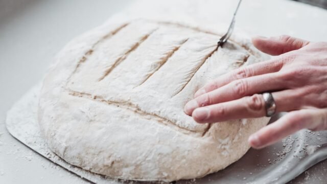 Bakkersmes deeg: brooddeeg wordt ingekerfd met een bakkersmes vlak voor het bakken
