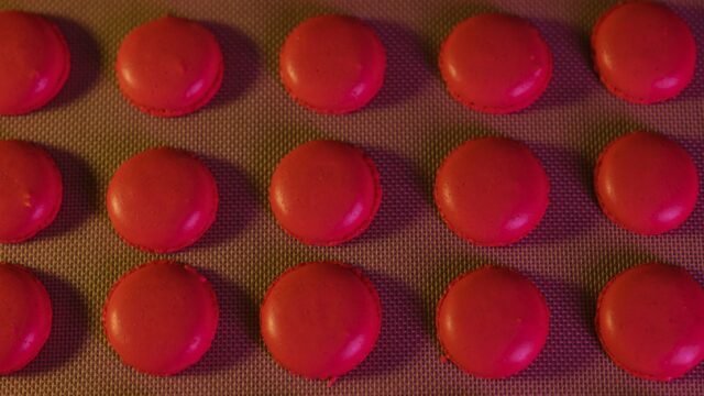 Bakmat siliconen: rode macaronschelpen op rijen op een bakmat