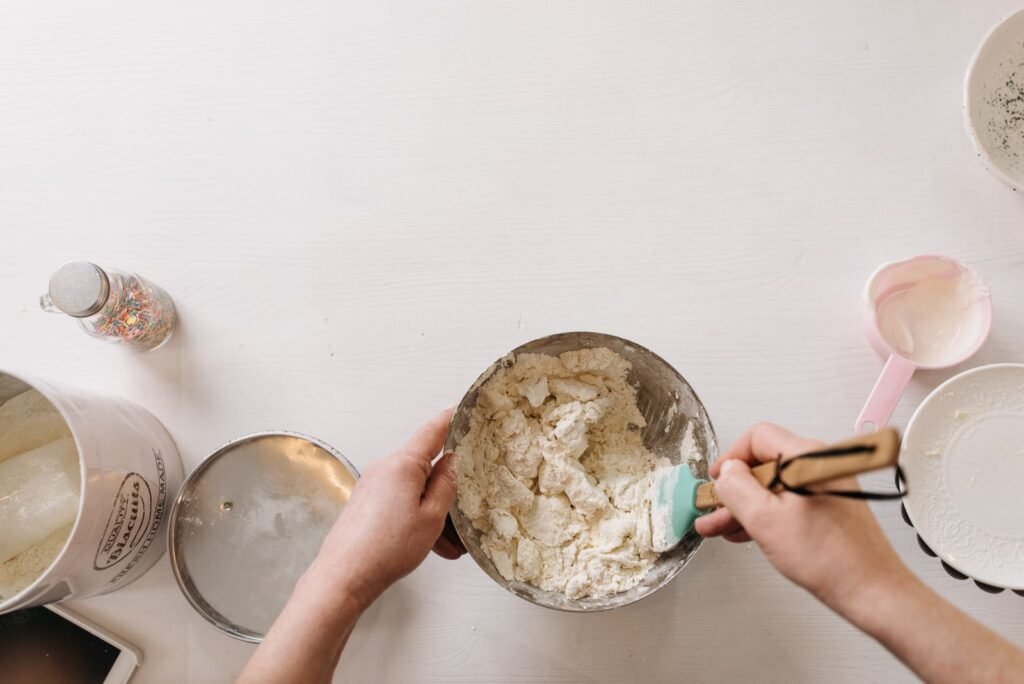 Deegkaartje plastic: deeg wordt gemengd in een kom tussen bakbenodigdheden