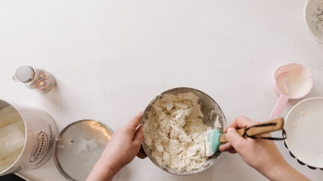 Deegkaartje plastic: deeg wordt gemengd in een kom tussen bakbenodigdheden
