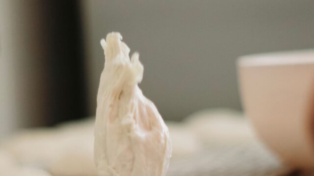 Deegmenger handmatig: brooddeeg wordt met een lepel gemengd op een met bloem bestoven werkblad