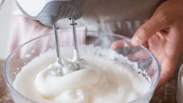 Handmixer rvs kloppers: eiwit stijf kloppen met een handmixer in een glazen kom