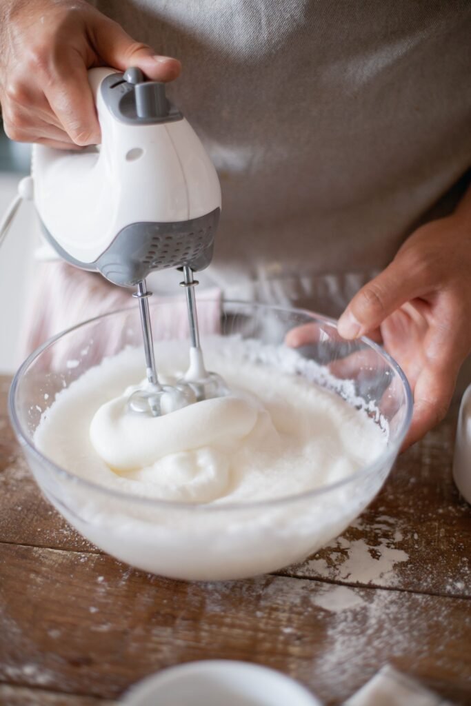 Handmixer rvs kloppers: eiwit stijf kloppen met een handmixer in een glazen kom