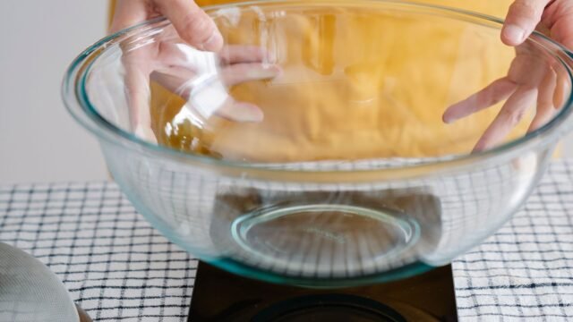 Keukenweegschaal nauwkeurig: glazen kom op een digitale keukenweegschaal op het aanrecht