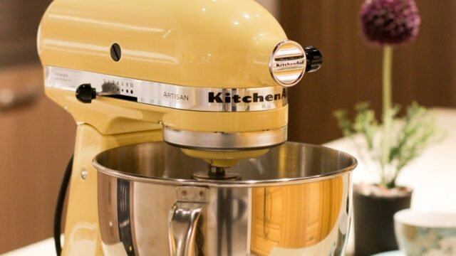 Planeetmenger thuisbakker: gele keukenrobot met rvs kom op een aanrecht