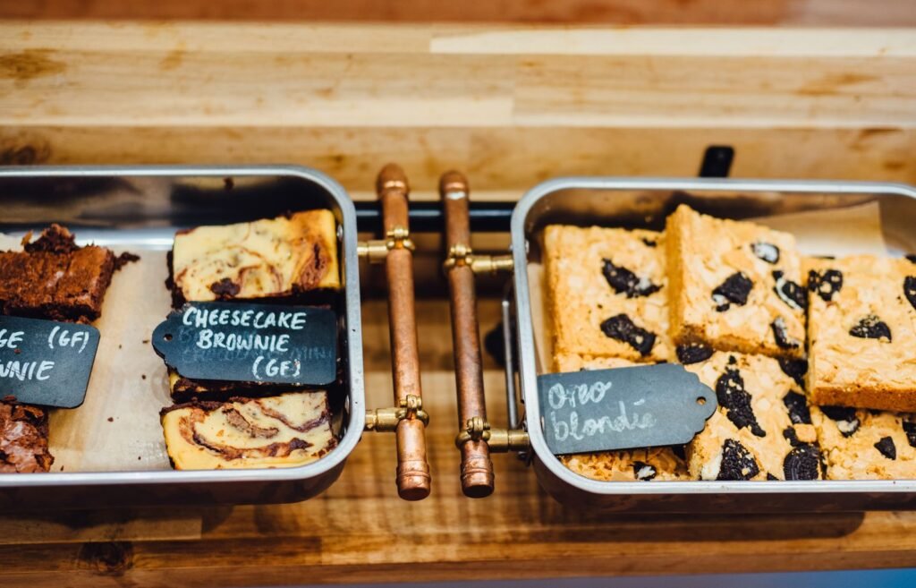 Rechthoekige springvorm: brownies en blondies in rechthoekige metalen bakvormen op een houten plank
