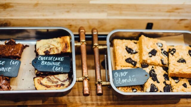 Rechthoekige springvorm: brownies en blondies in rechthoekige metalen bakvormen op een houten plank