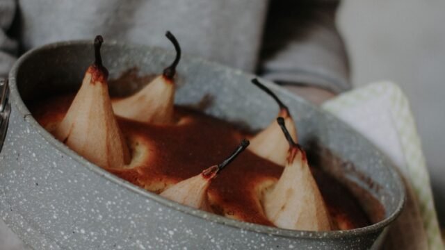 Rvs springvorm vaatwasmachinebestendig: metalen taartvorm met perentaart in ovenwanten