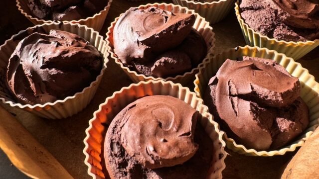 Siliconen bakvorm gezondheid: chocolademuffins in siliconen cupcakevormpjes