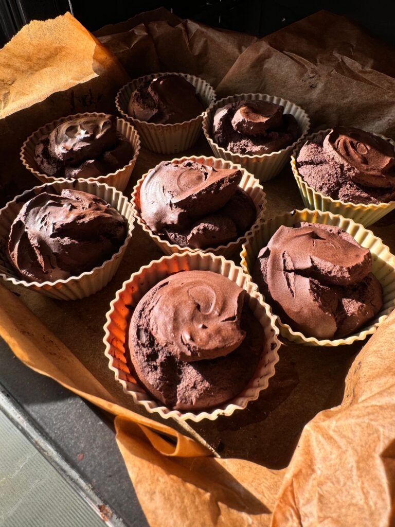 Siliconen bakvorm gezondheid: chocolademuffins in siliconen cupcakevormpjes