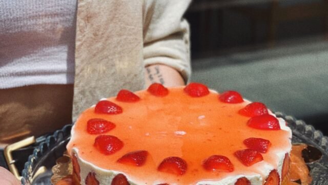 Siliconen springvorm glasbodem: cheesecake met aardbeien op een glazen bodem