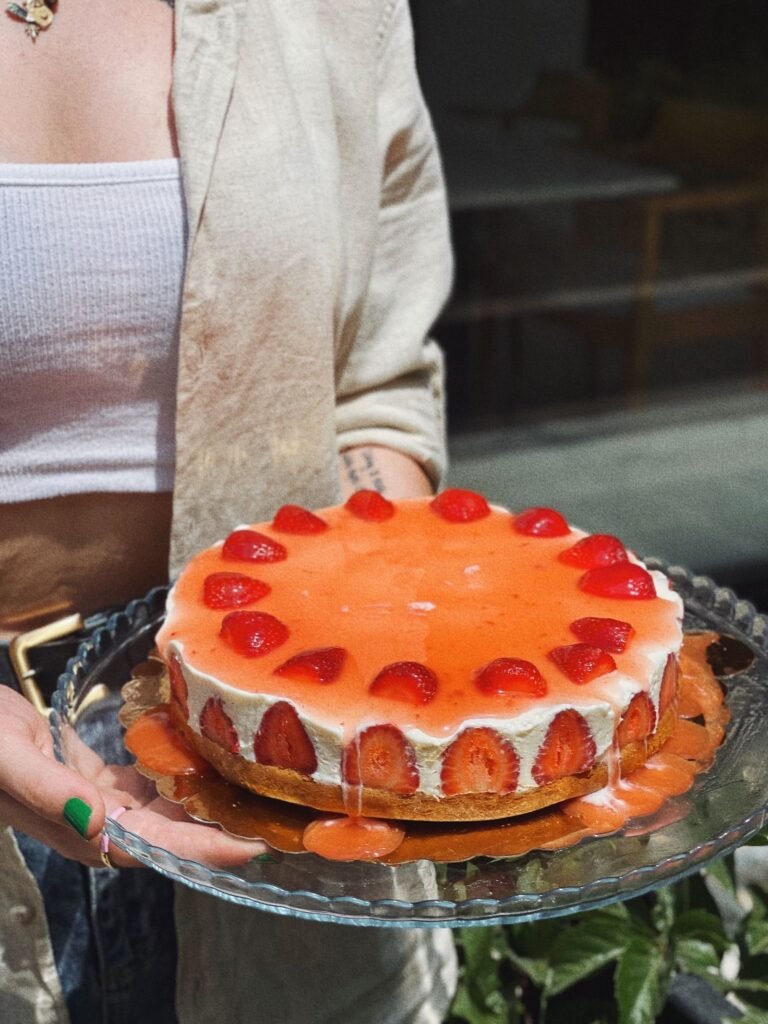 Siliconen springvorm glasbodem: cheesecake met aardbeien op een glazen bodem