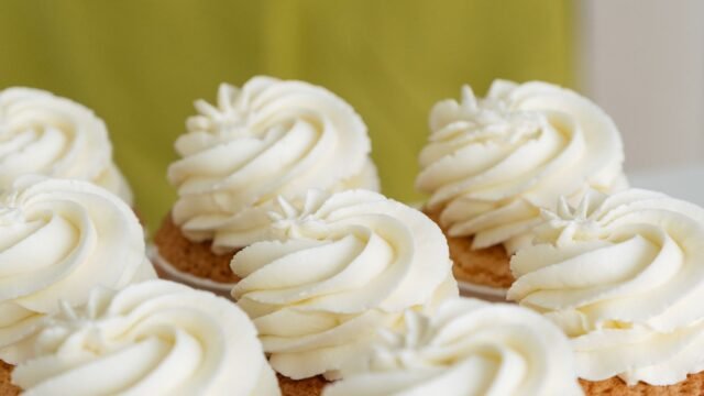 Spuitmondje Franse kartel: cupcakes met witte, fijn geribde botercrème toefjes