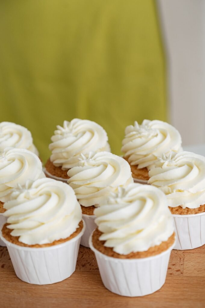 Spuitmondje Franse kartel: cupcakes met witte, fijn geribde botercrème toefjes