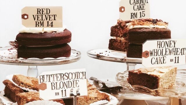 Taartplateau op voet: verschillende taarten en cakes op glazen taartplateaus met voet