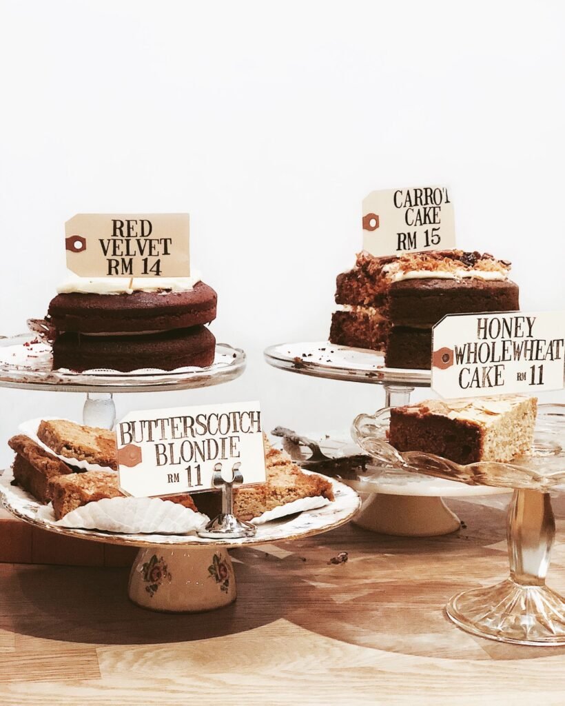 Taartplateau op voet: verschillende taarten en cakes op glazen taartplateaus met voet