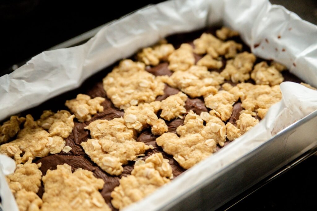 Vierkante springvorm: chocoladerepen met crumble in een vierkante bakvorm met bakpapier